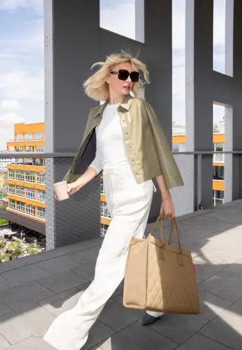 Bild Frau mit Tasche.png